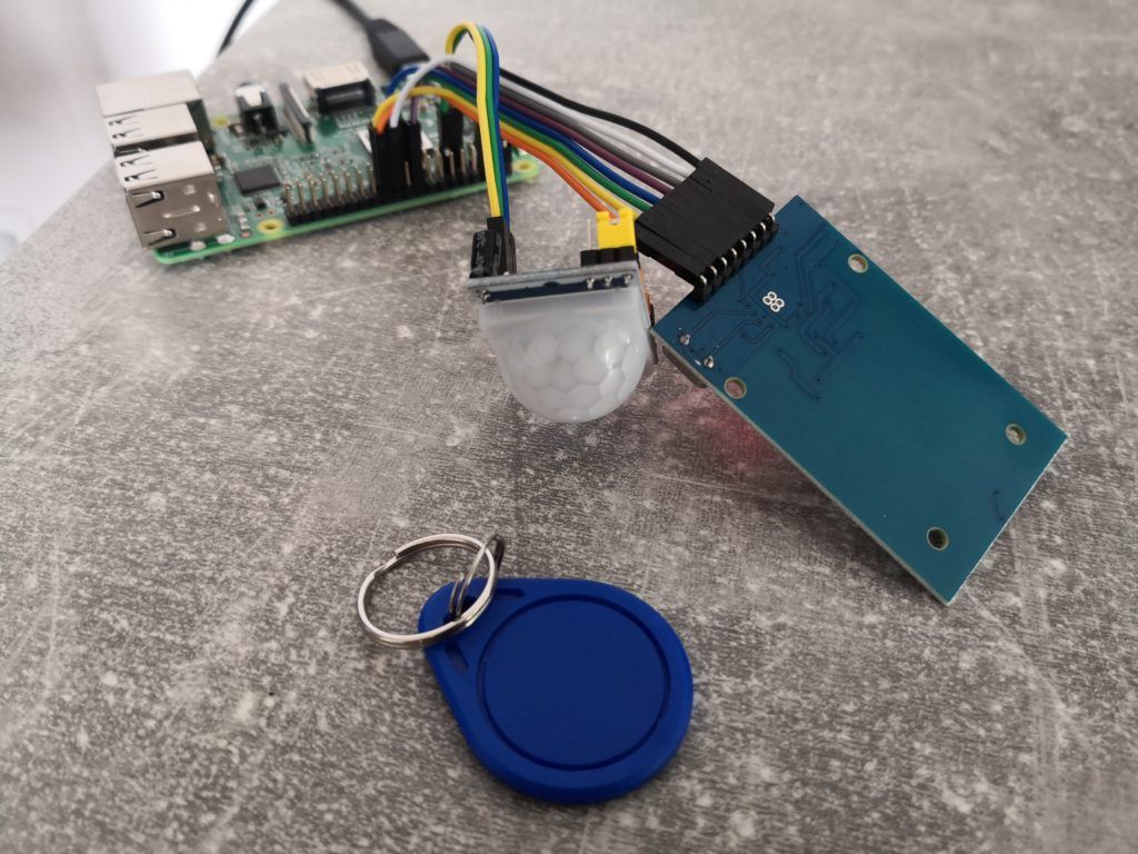 Aktueller Aufbau des DIY Home Alarmsystems mit blauem RFID Chip